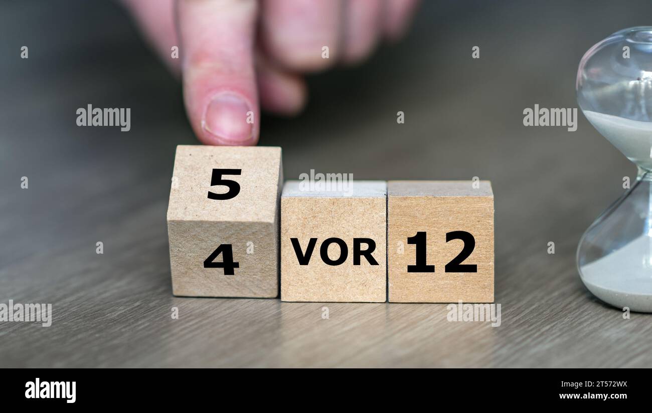 Forma cubica l'espressione tedesca "5 vor 12" (5 minuti prima delle ore 12). Foto Stock