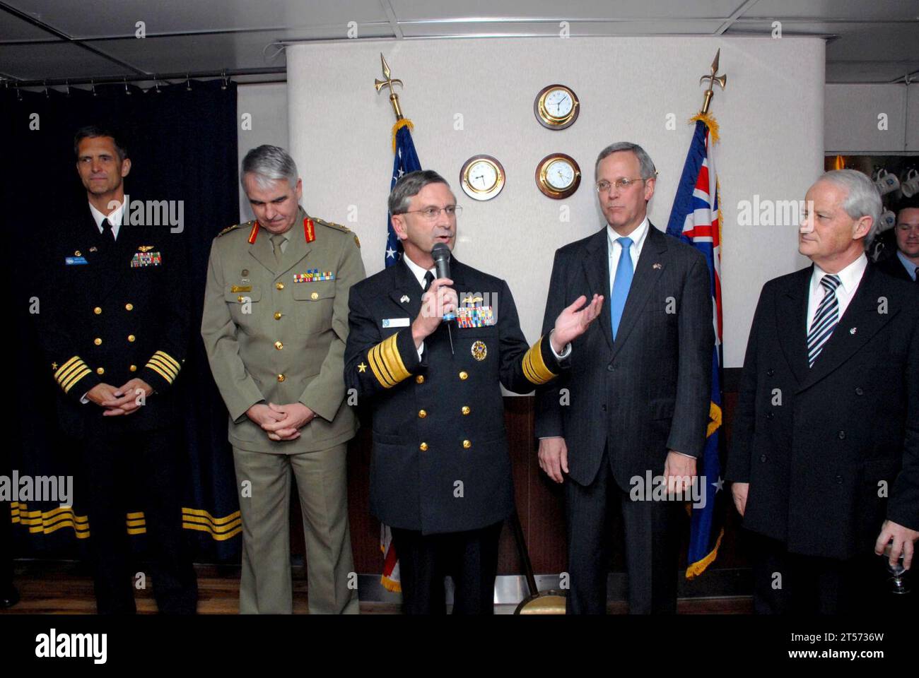 Comandante della Marina DEGLI STATI UNITI, 7th Fleet degli Stati Uniti, Vice Adm. Doug Crowder parla durante un ricevimento a bordo della USS Blue Ridge (LCC 19). Blue Ridge, la settima nave comando della Marina degli Stati Uniti, arrivò a Sydney, in Australia, il 14 giugno fo.jpg Foto Stock