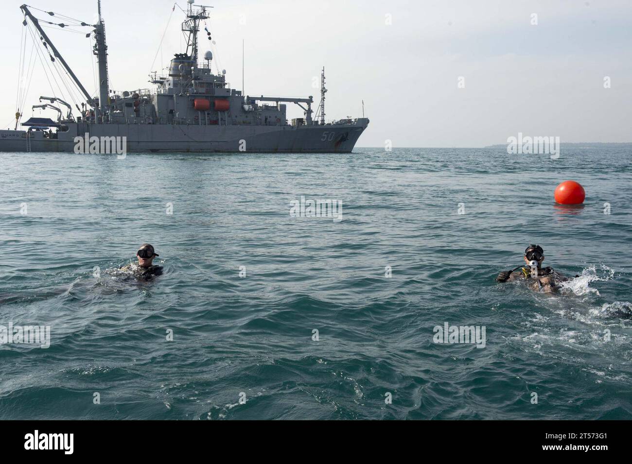 america, siate pronti, CHINFO, commercio, difendete la libertà, implementato, dissuadere l'aggressione, veloce, flessibile, libertà, heritage, Liberty, militare, marina, servizio di contenuti multimediali della marina, NMCS, in guardia, operare in avanti, preservare la pace, Protect, marinai, corsie di mare, Tradition, U.S. Navy, stati uniti, combattenti di guerra, combattimenti di guerra, combattimenti di guerra per primi, in tutto il mondo Foto Stock