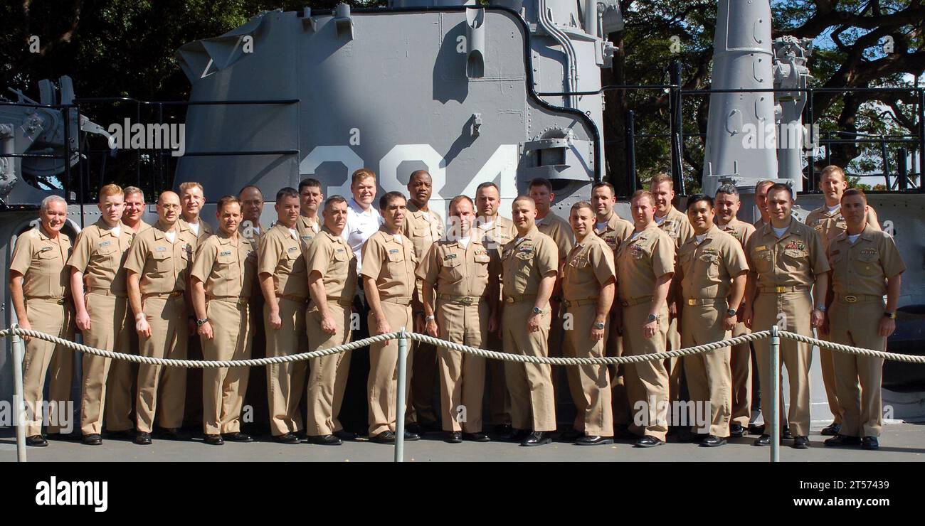 I membri laureati della Marina DEGLI STATI UNITI del Submarine Command Course 15 (SCC 15) posano per un alla Naval Station Pear Harbor, Hawaii.jpg Foto Stock