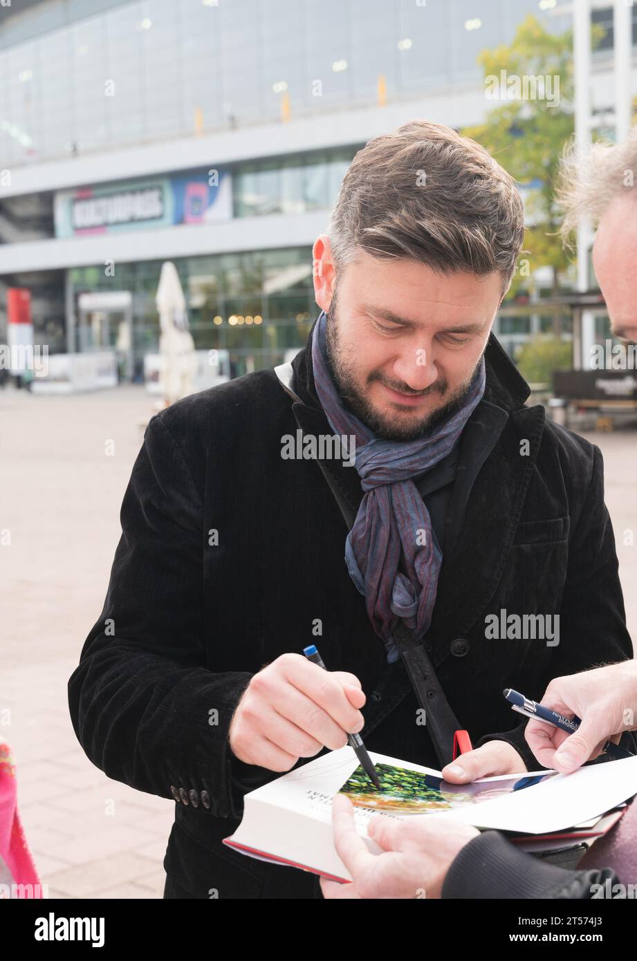 FRANCOFORTE SUL MENO, Germania - 18 ottobre 2023: Dmitry Glukhovsky (*1979, autore) firma per i fan alla 75a Fiera del libro di Francoforte / Buchmesse Frankfurt Foto Stock