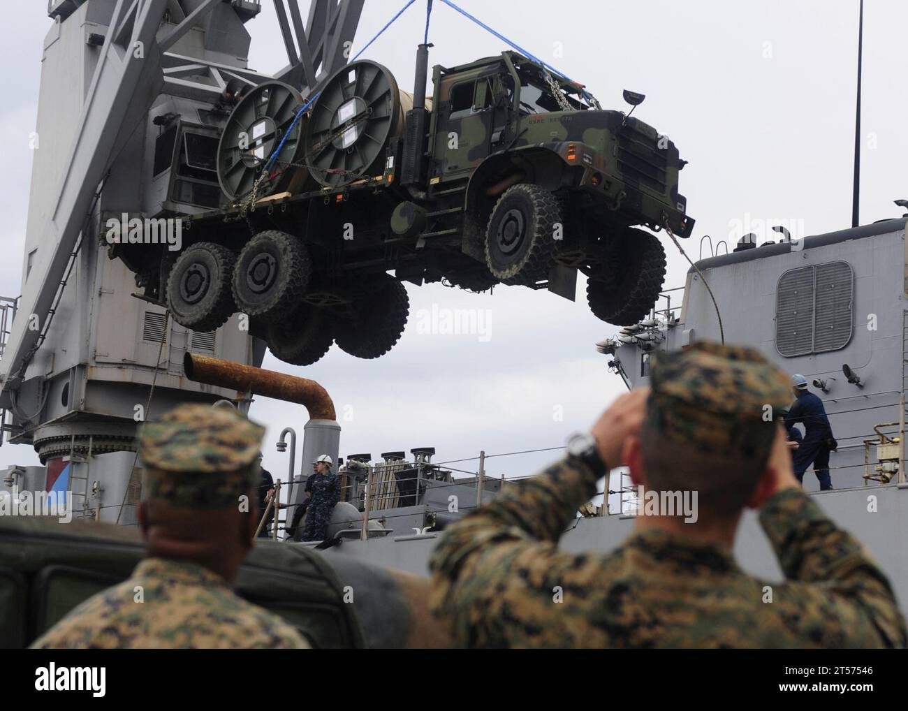 I Marines della Marina DEGLI STATI UNITI assegnati al Combat Logistics Regiment 3 guardano come un veicolo tattico medio di sostituzione è caricato nel Well d.jpg Foto Stock