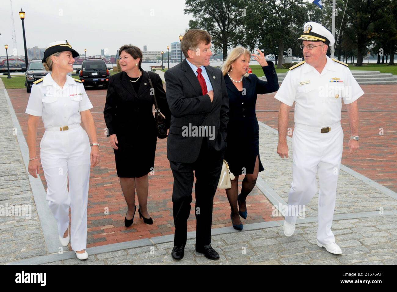 I funzionari della Marina DEGLI STATI UNITI arrivano al Naval Medical Center di Portsmouth per celebrare il 236° birthday.jpg della Marina degli Stati Uniti Foto Stock