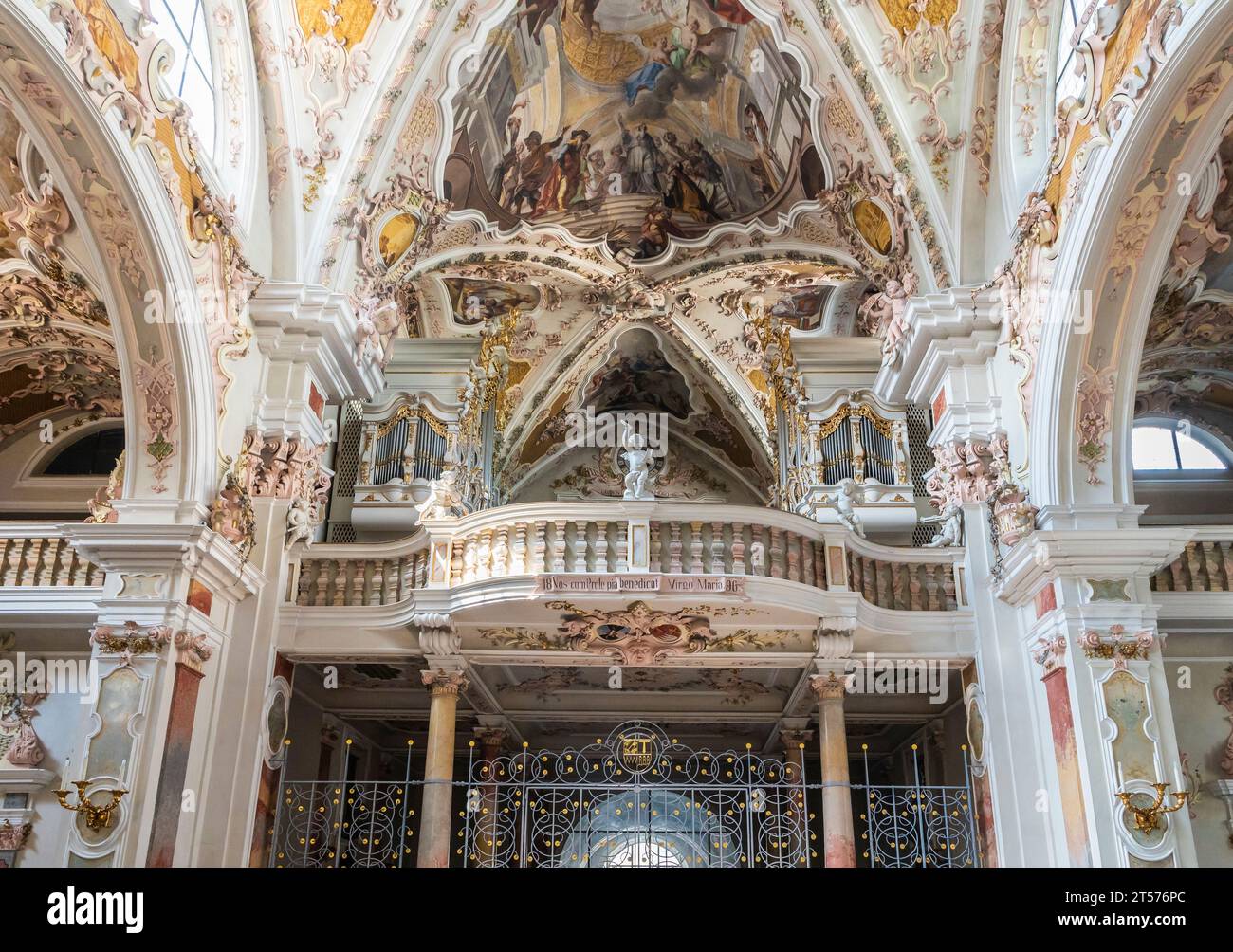 Interno della chiesa romanica dei Canonici agostiniani, monastero regolare di Novacella - Varna, Bressanone, alto Adige, Italia settentrionale. Foto Stock