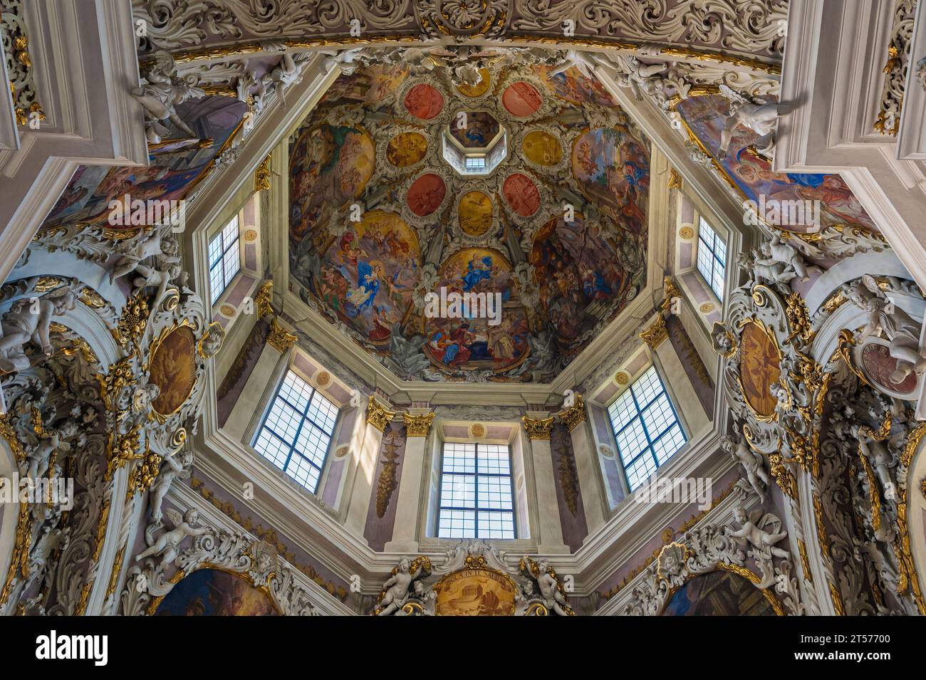Interno della chiesa romanica dei Canonici agostiniani, monastero regolare di Novacella - Varna, Bressanone, alto Adige, Italia settentrionale. Foto Stock