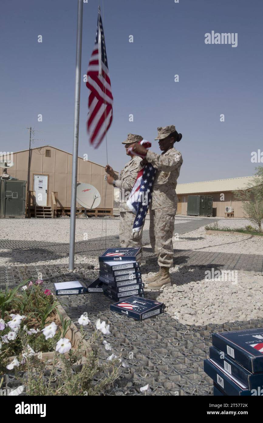 US Navy Regional Command Southwest, battete 370 bandiere americane l'11 settembre 2011 per soddisfare le richieste delle truppe per la bandiera firmata certifi.jpg Foto Stock