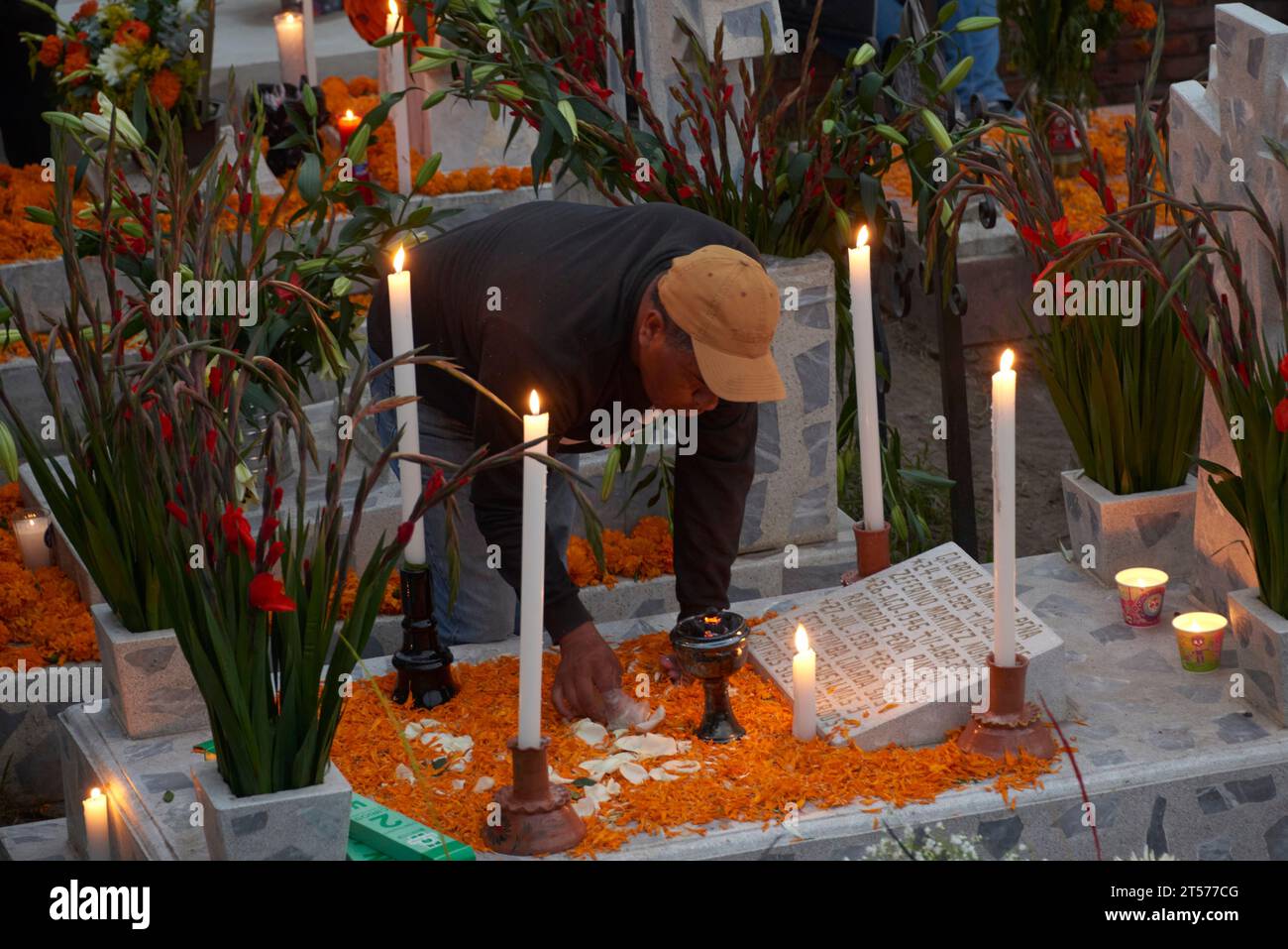 Città del Messico, Messico. 2 novembre 2023. 2 novembre 2023, città del Messico, Messico: I parenti decorano le tombe con fiori cempasuchil e illuminano le tombe dei loro cari con candele, riempiendo il pantheon di colori e folklore, durante le celebrazioni del giorno dei morti, una delle tradizioni più radicate del Messico nel cimitero di San Andres Mixquic, situato a sud-est di città del Messico. Il 2 novembre 2023 a città del Messico, Messico. (Foto di Carlos Tischler/ Eyepix Group/Sipa USA) credito: SIPA USA/Alamy Live News Foto Stock