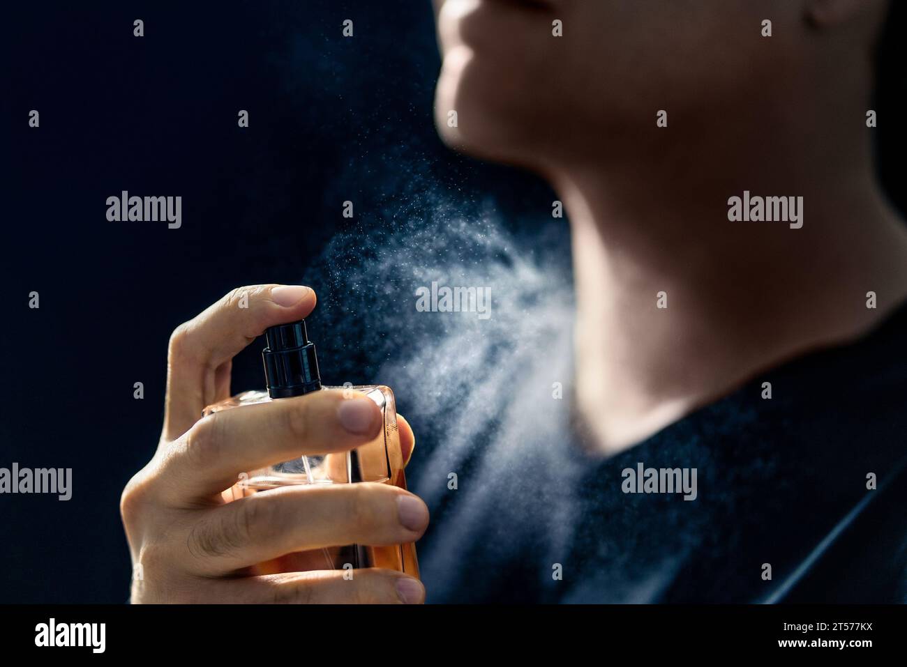 Spray per fragranze. Uomo e profumo. Applicazione di colonia. Acqua profumata. Cura della pelle, prodotti di bellezza e cosmetici maschili. Contiene un elegante biberon profumato. Foto Stock