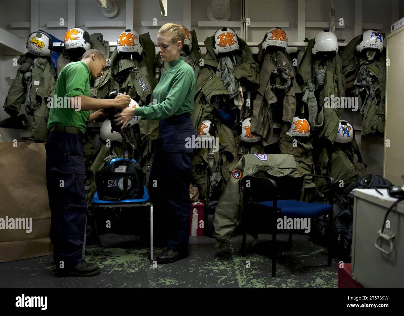 I marinai della Marina DEGLI STATI UNITI assemblano un elmetto congiunto montato su un cueing system.jpg Foto Stock