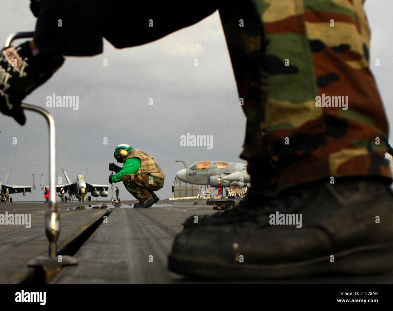 I marinai della Marina DEGLI STATI UNITI assegnati all'Air Department, divisione V-2, preparano la catapulta 2 per l'ultimo lancio della serata sul ponte di volo della portaerei a propulsione nucleare della classe Nimitz USS Harry S. Truman (CVN.jpg Foto Stock