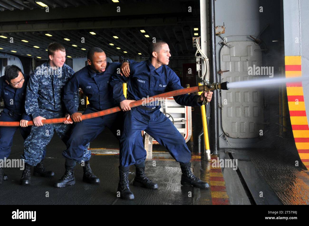 I marinai della Marina DEGLI STATI UNITI della nave d'assalto anfibio USS Kearsarge (LHD 3) praticano le procedure di movimentazione dei tubi antincendio come parte o.jpg Foto Stock