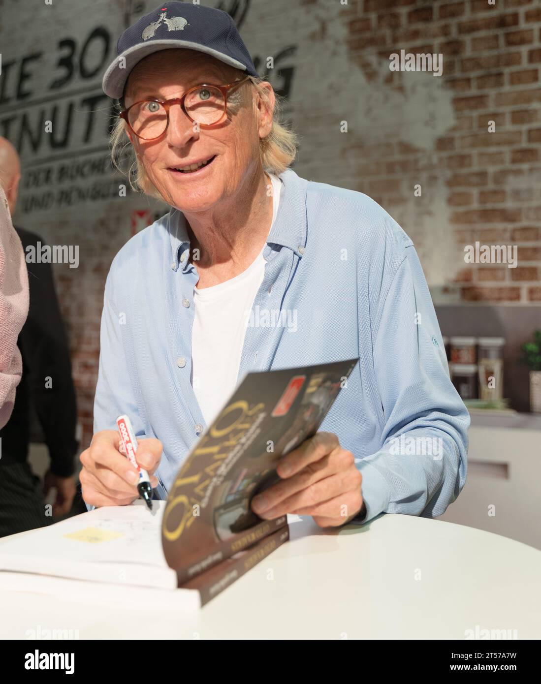 FRANCOFORTE SUL MENO, Germania - 21 ottobre 2023: Otto Waalkes (*1948, comico tedesco) firma per i fan alla 75a Fiera del libro di Francoforte / Buchmesse Frankfurt Foto Stock