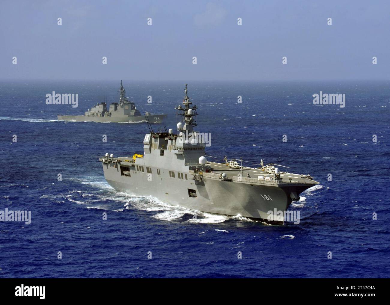 US Navy il cacciatorpediniere JS Hyuga della Japan Maritime Self-Defense Force (DDH 181) si prepara a deviare da una formazione di U.S.jpg Foto Stock