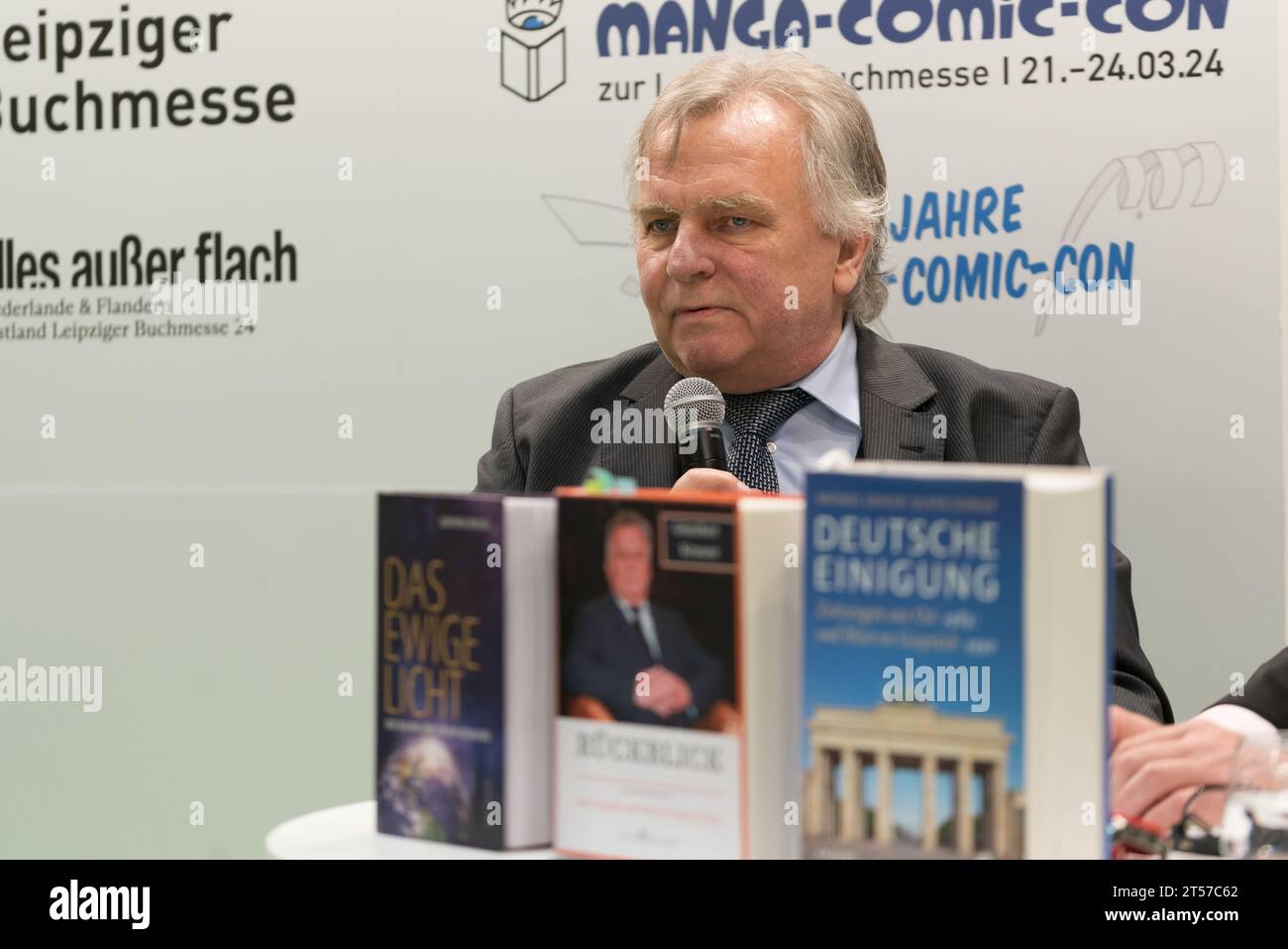 FRANCOFORTE SUL MENO, Germania - 22 ottobre 2023: Günther Krause (*1953, tedesco accademico, ingegnere, politico e uomo d'affari) parla sul palco della 75a Fiera del Libro di Francoforte / Buchmesse Frankfurt Foto Stock