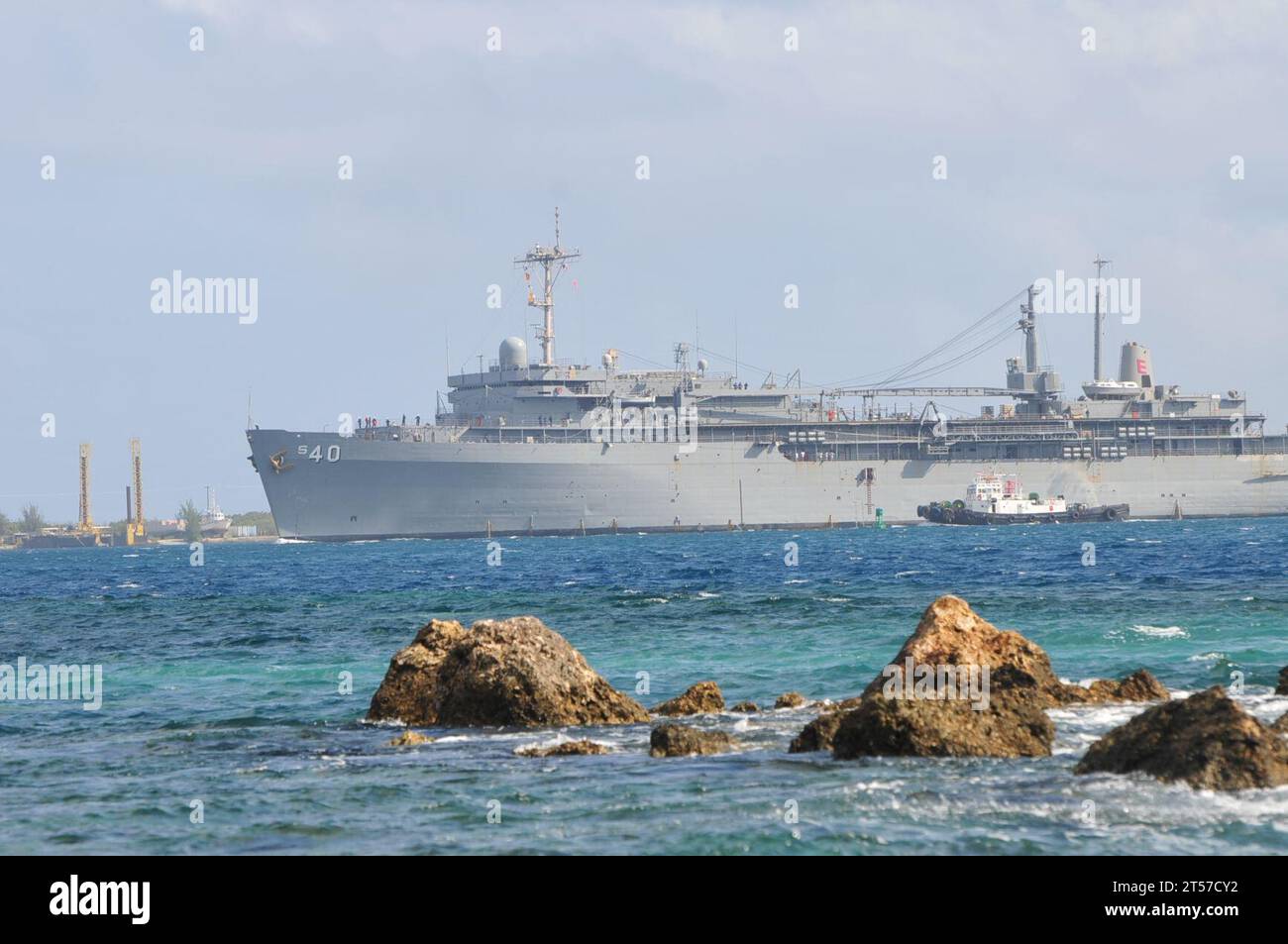 US Navy il sottomarino USS Frank Cable (AS 40) transita ad aprile Harbor per Portland, Oregon.jpg Foto Stock