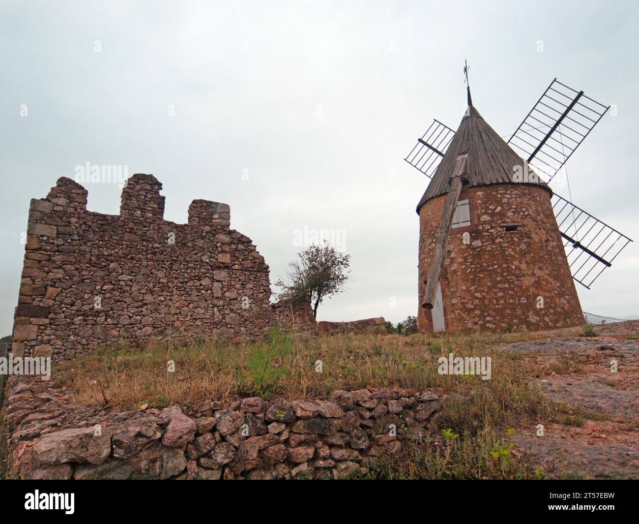 Un mulino a vento alla periferia di Saint-Chinian, in Francia Foto Stock