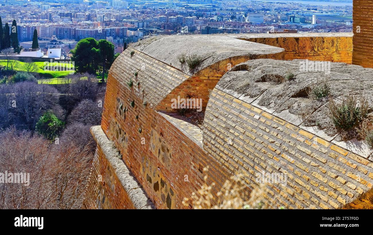 Granada, Spagna, paesaggio urbano e dettaglio di un muro fortificato dell'Alhambra. L'Alhambra è un sito patrimonio dell'umanità dell'UNESCO e una delle principali attrazioni turistiche del paese. Foto Stock
