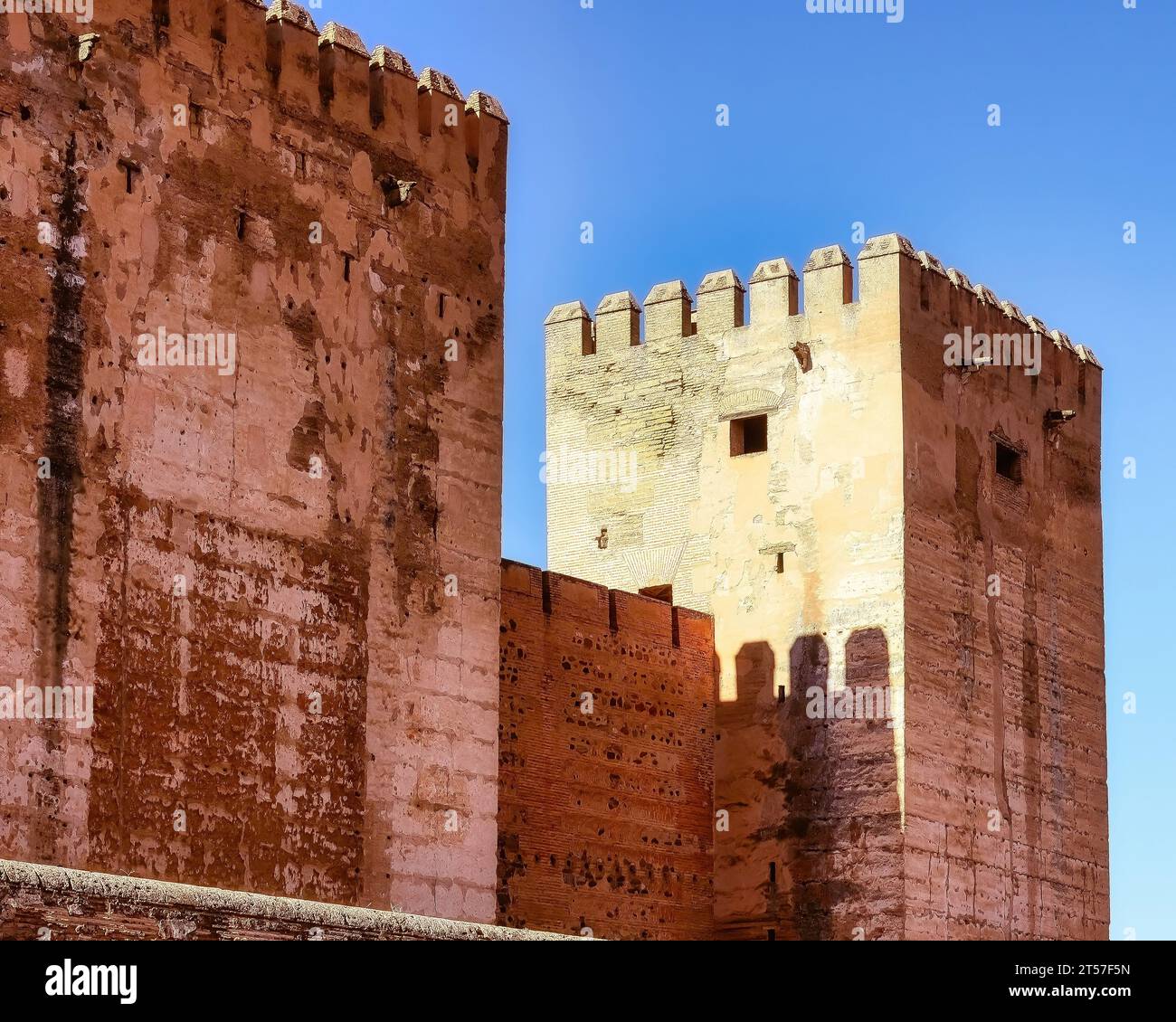 Granada, Spagna, torri con merli nelle strutture fortificate dell'Alhambra. Foto Stock