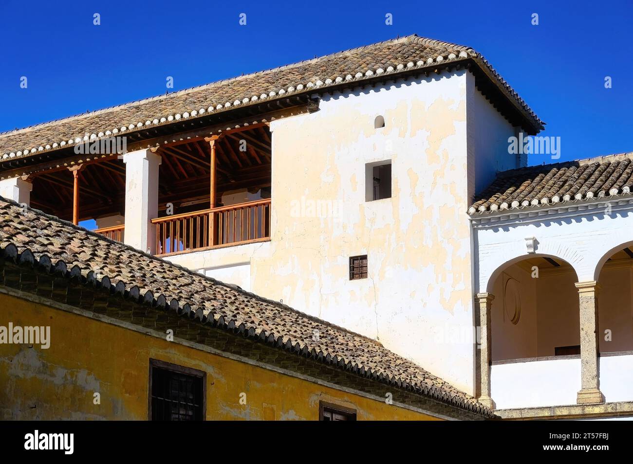 Granada, Spagna, archi e tetto piastrellato in argilla parte del palazzo all'interno del complesso dell'Alhambra. Caratteristica architettonica islamica medievale del monumento nazionale. Foto Stock