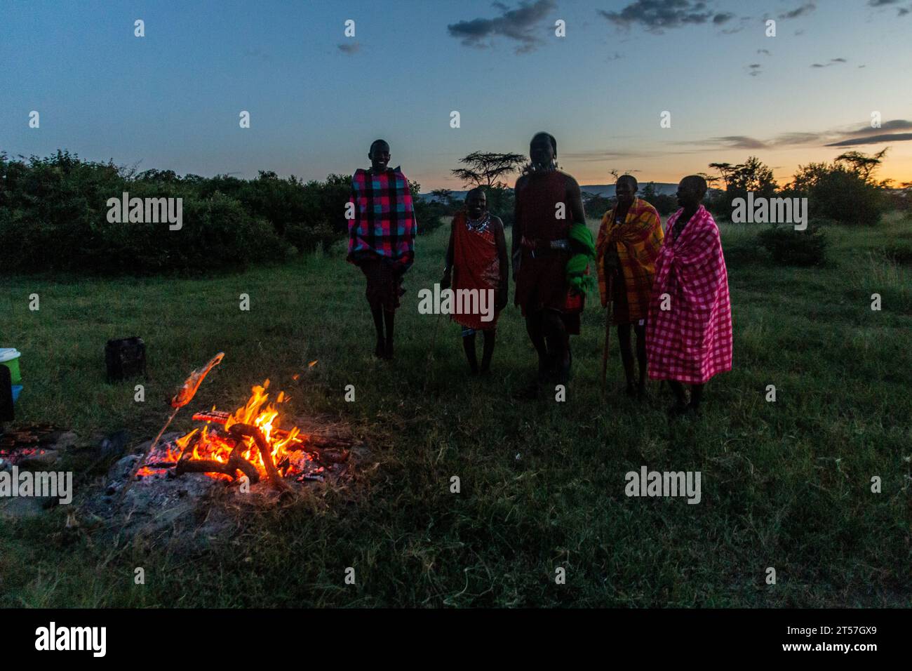 MASAI MARA, KENYA - 20 FEBBRAIO 2020: Uomini Masai che eseguono la loro Jumping Dance accanto a un falò, Kenya Foto Stock