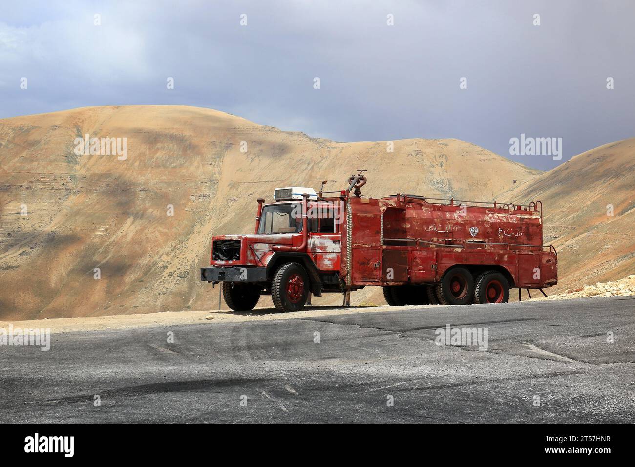 Un camion dei pompieri della difesa civile libanese parcheggiato su una strada nelle brughiere. Foto Stock