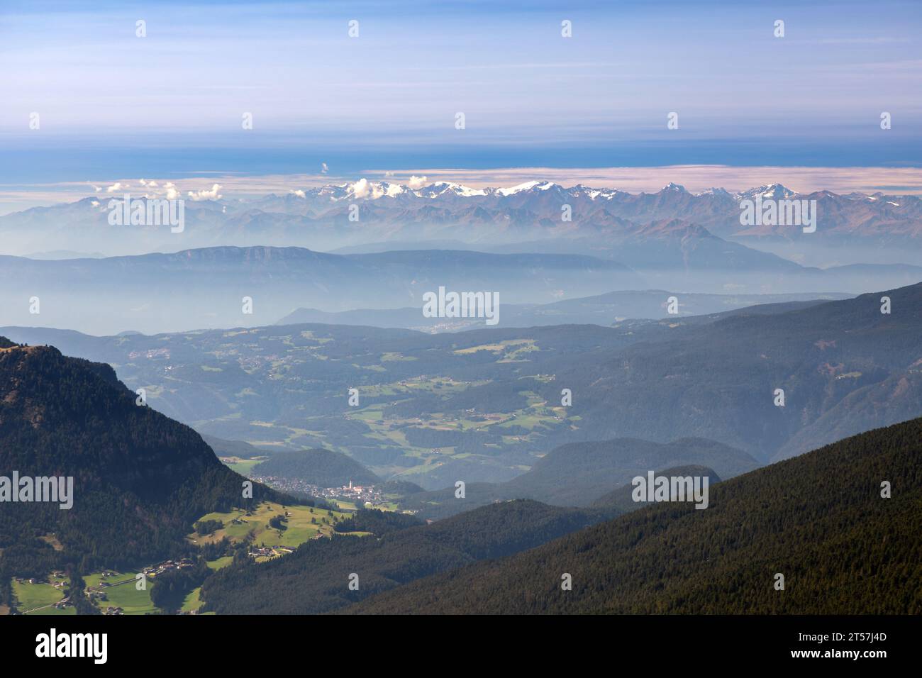 Vista dal monte Seceda a Castelrotto e Valle Isarco, Gardena, alto Adige Foto Stock