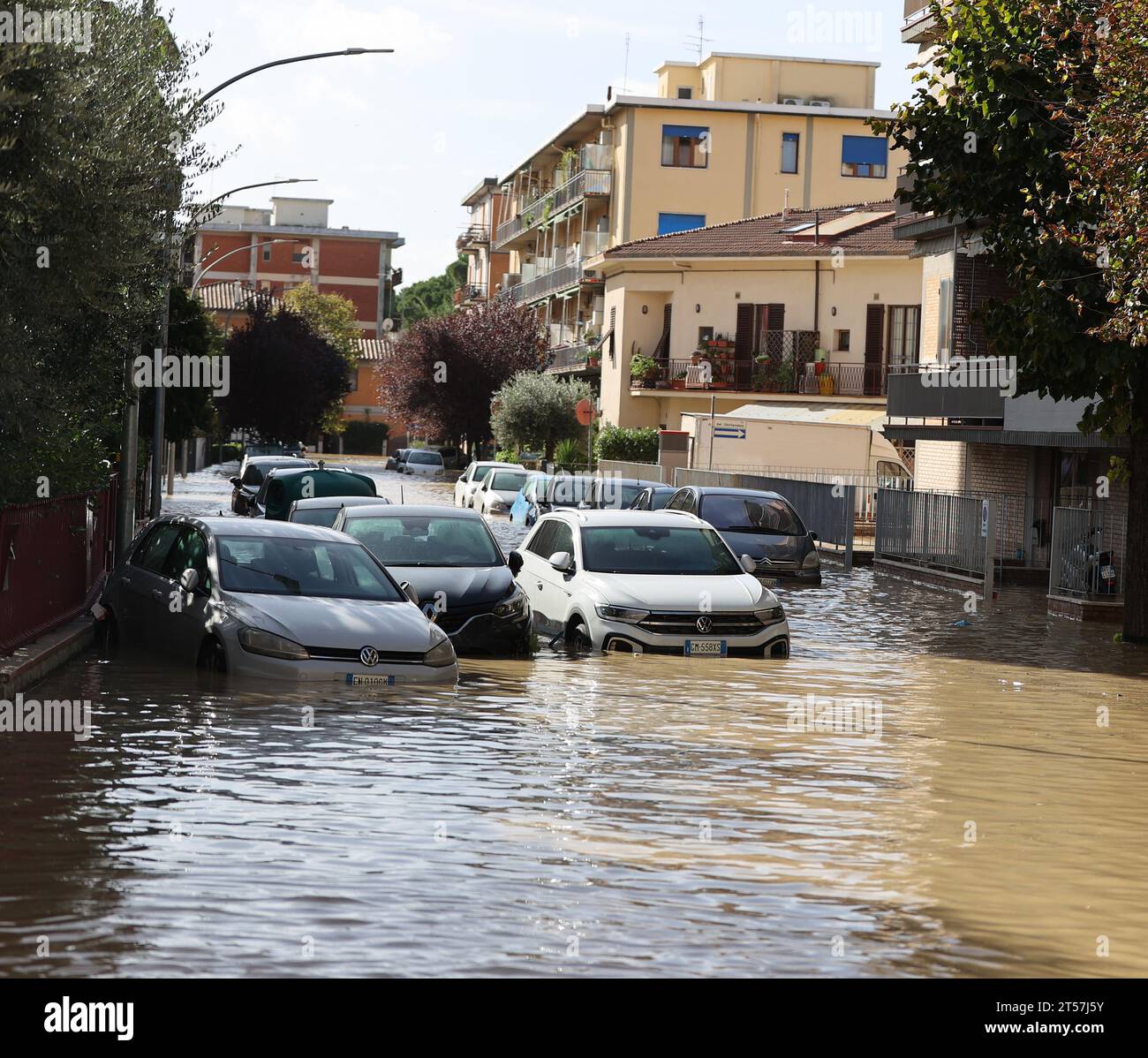 Toscana, Italia. 3 novembre 2023. Le auto sono viste parzialmente sommerse dalle acque alluvionali in Toscana, Italia, 3 novembre 2023. Le gravi inondazioni nella regione Toscana hanno causato almeno cinque morti mentre la tempesta Ciaran ha attraversato l'Italia settentrionale e centrale, hanno riferito i media locali venerdì. Crediti: Str/Xinhua/Alamy Live News Foto Stock