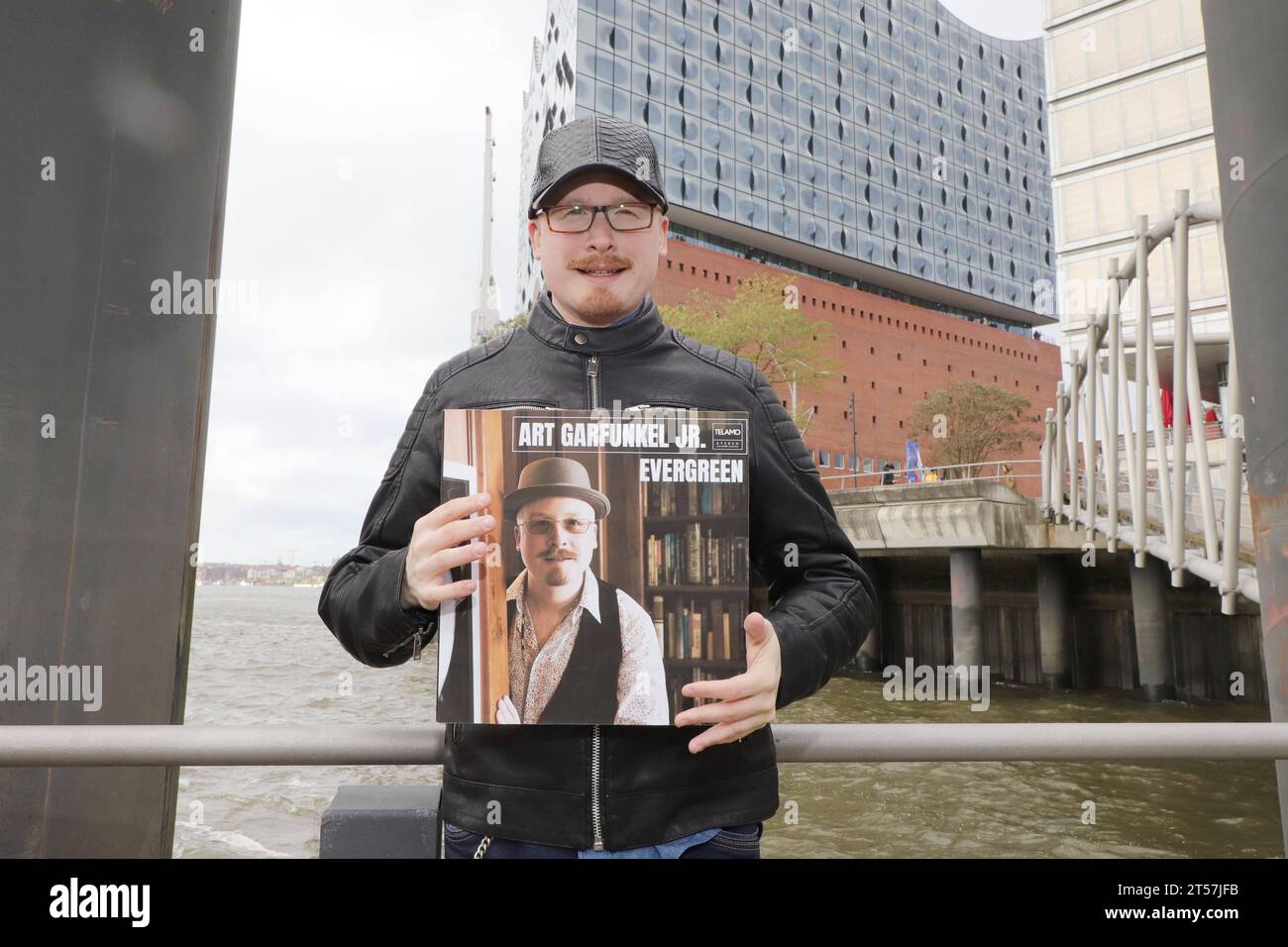 Art Garfunkel jr. Besucht Hamburg Art Garfunkel jr, Besuch in Hamburg, HafenCity, 03.11.2023. Uscita des neuen Albums EVERGREEN. Vier Songs ha cantato Art jr. Sogar im Duett mit seinem berühmten Vater, der mit Simon & Garfunkel und als Solokünstler Musikgeschichte geschrieben Hat. Mein neues album ist eine Art Klassentreffen der Lieblingsmelodien meines Vaters, die er schon immer gehört Hat und mit denen ich auch aufgewachsen bin., verrät der in New York geborene Sänger Seine Intention. AM Releasetag 03.11. ist Art Garfunkel jr. Ad Amburgo zu Gast. Er sagt: ICH hatte immer schon ein Großes Herz fü Foto Stock