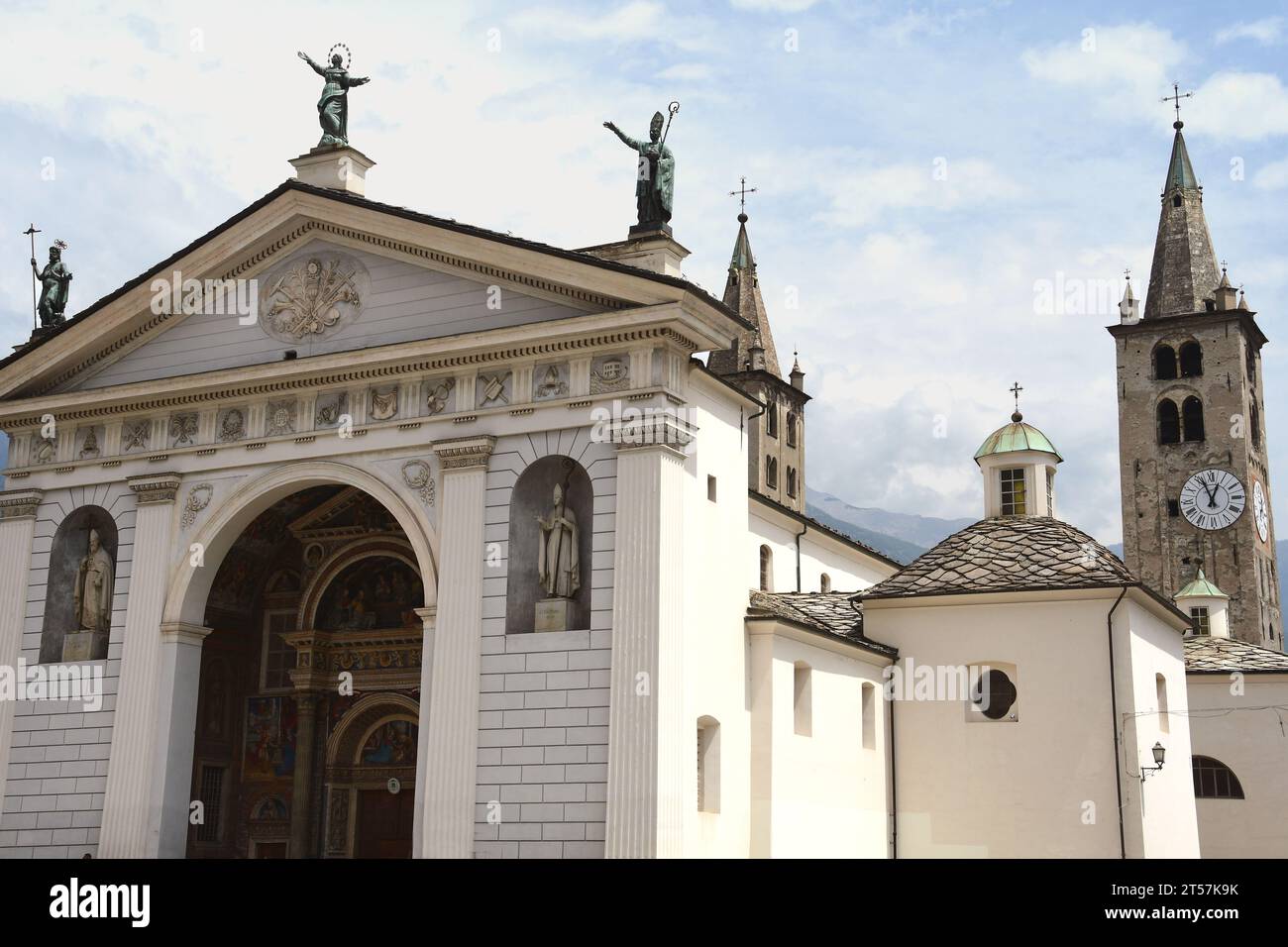 La cattedrale di Santa Maria Assunta è il principale luogo di culto con la Collegiata di Sant'Orso, simbolo dell'arte sacra in Valle d'Aosta Foto Stock