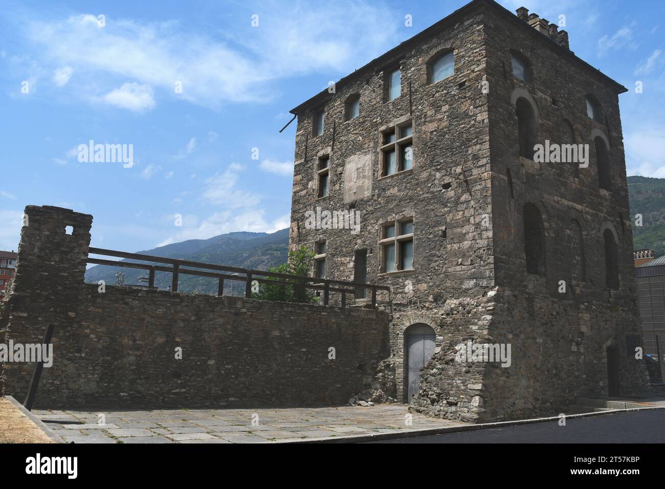 Le torri di Aosta risalgono, nella loro struttura generale, all'epoca romana. La Bramafam Tower, la Cheese Tower e la Leper Tower sono importanti. Foto Stock Le torri di Aosta risalgono, nella loro struttura generale, all'epoca romana. La Bramafam Tower, la Cheese Tower e la Leper Tower sono importanti. Foto Stock