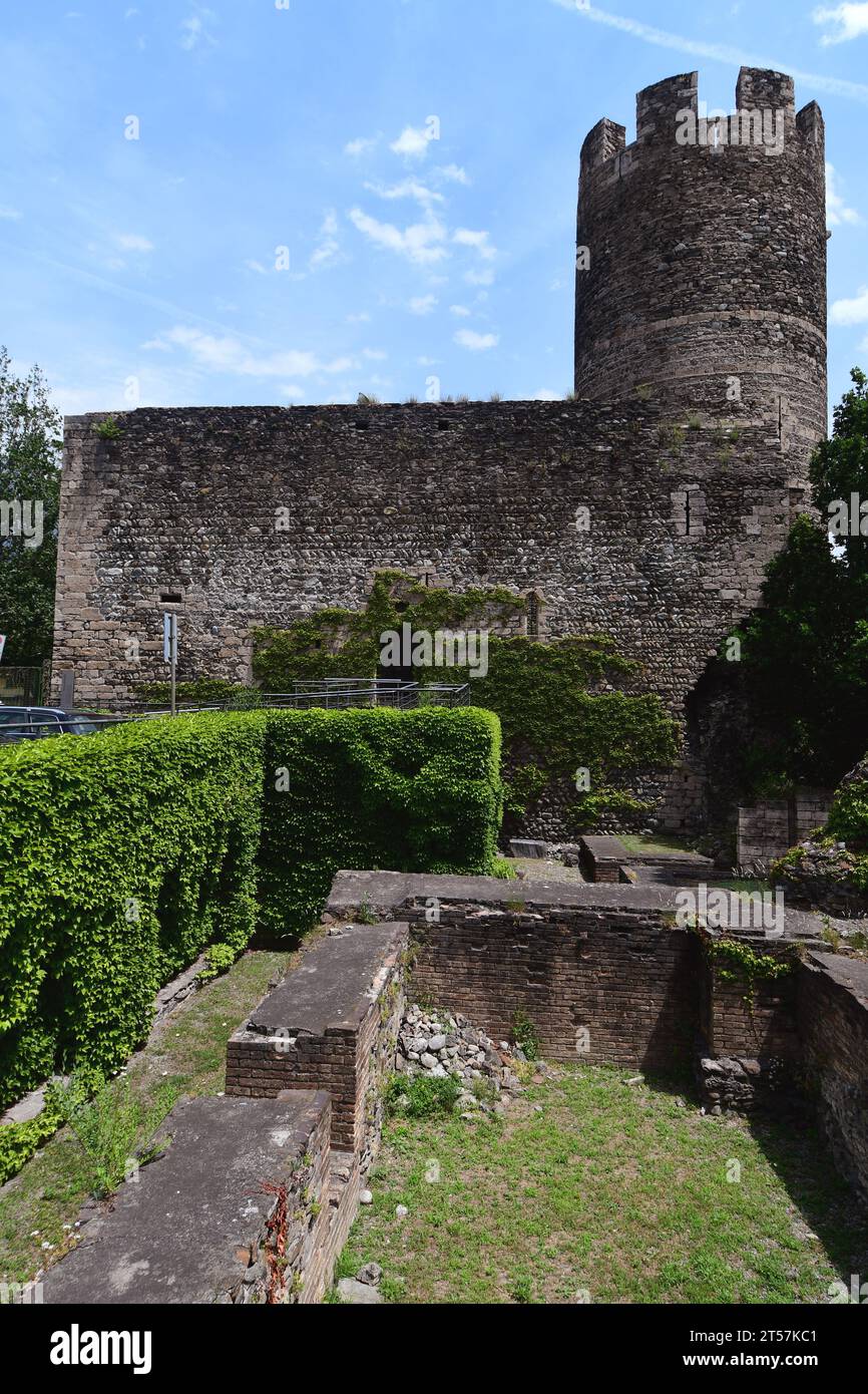 Le torri di Aosta risalgono, nella loro struttura generale, all'epoca romana. La Bramafam Tower, la Cheese Tower e la Leper Tower sono importanti. Foto Stock