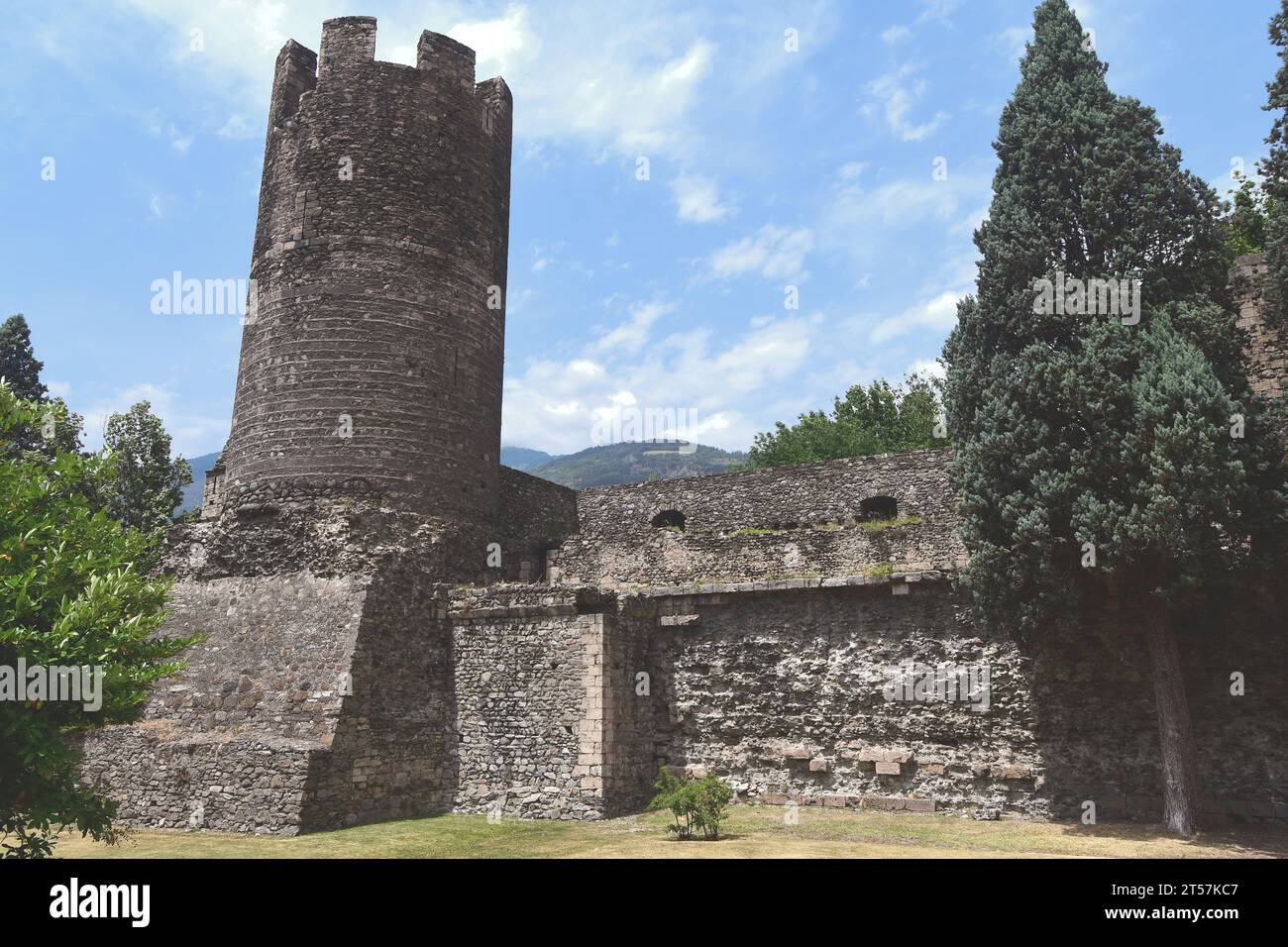 Le torri di Aosta risalgono, nella loro struttura generale, all'epoca romana. La Bramafam Tower, la Cheese Tower e la Leper Tower sono importanti. Foto Stock