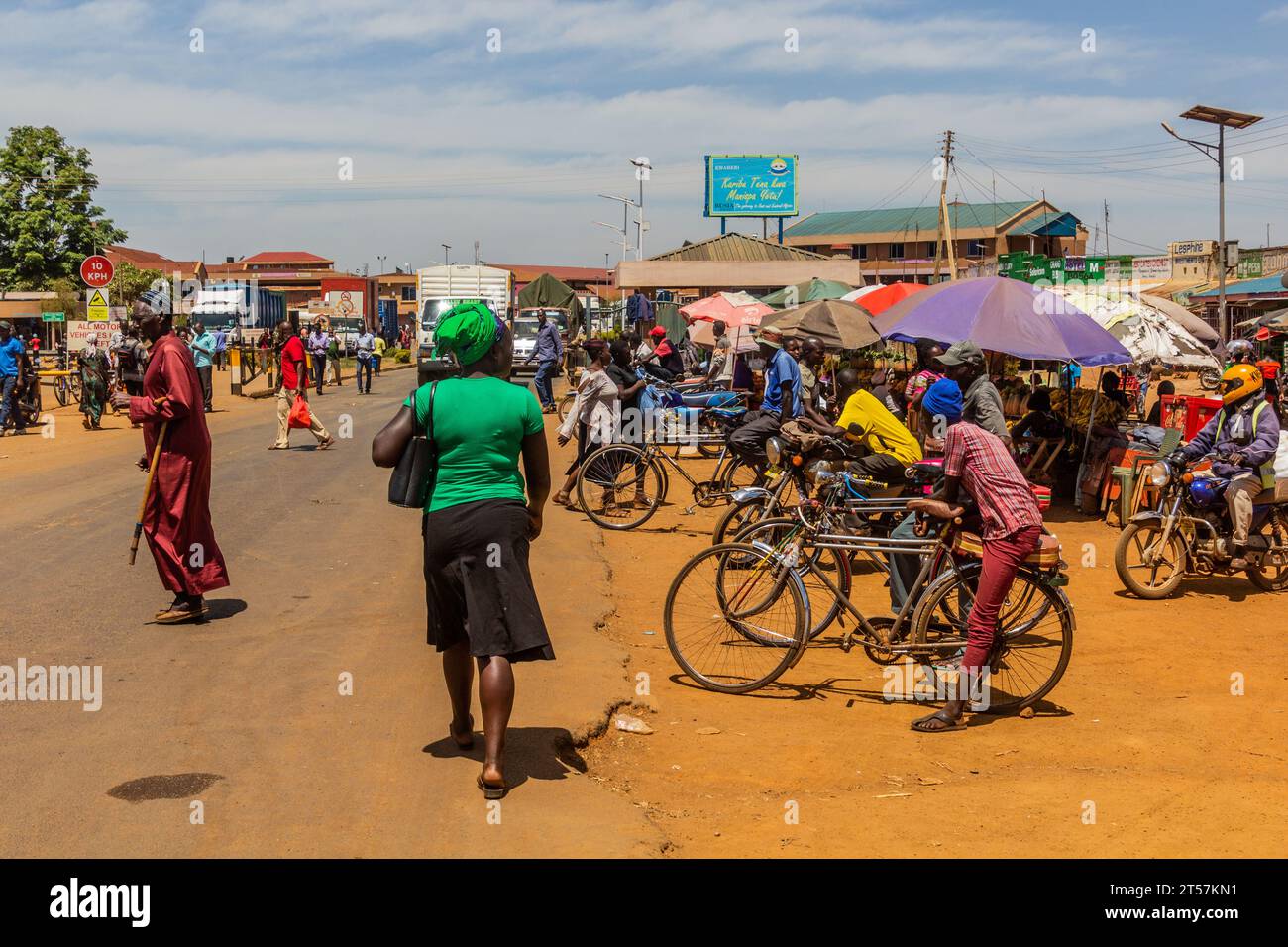 BUSIA, KENYA - 24 FEBBRAIO 2020: Veduta del posto di frontiera Kenya - Uganda a Busia, Kenya Foto Stock