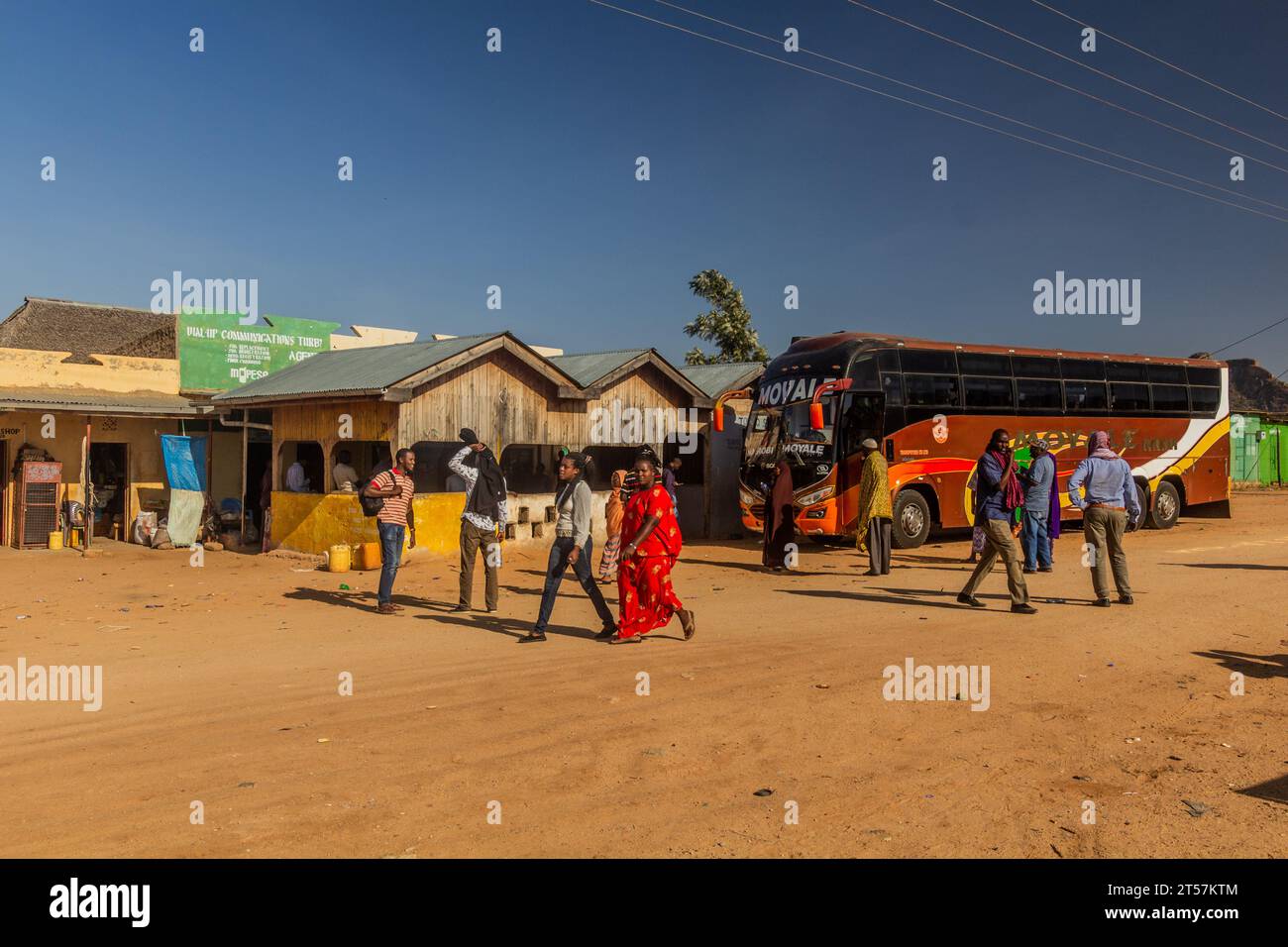 MOYALE, KENYA - 9 FEBBRAIO 2020: Autobus a una fermata vicino Moyale, Kenya Foto Stock