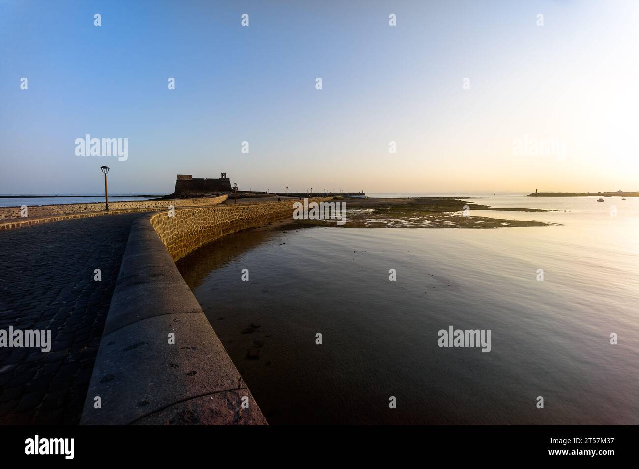 Spagna, Isole Canarie, Lanzarote: Tramonto sul Castillo de San Gabriel Foto Stock