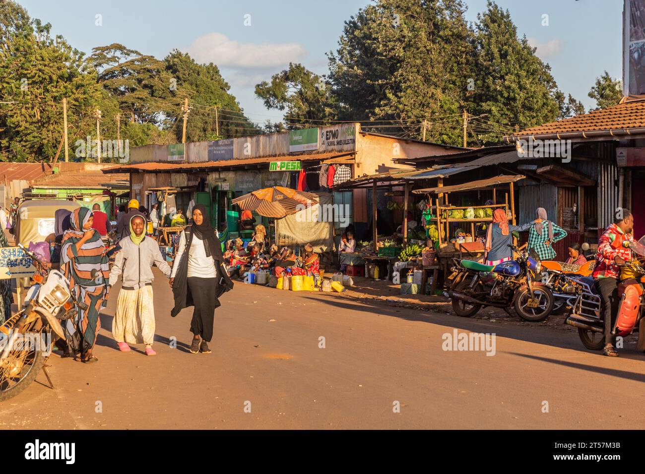 MARSABIT, KENYA - 9 FEBBRAIO 2020: Via nella città di Marsabit, Kenya Foto Stock