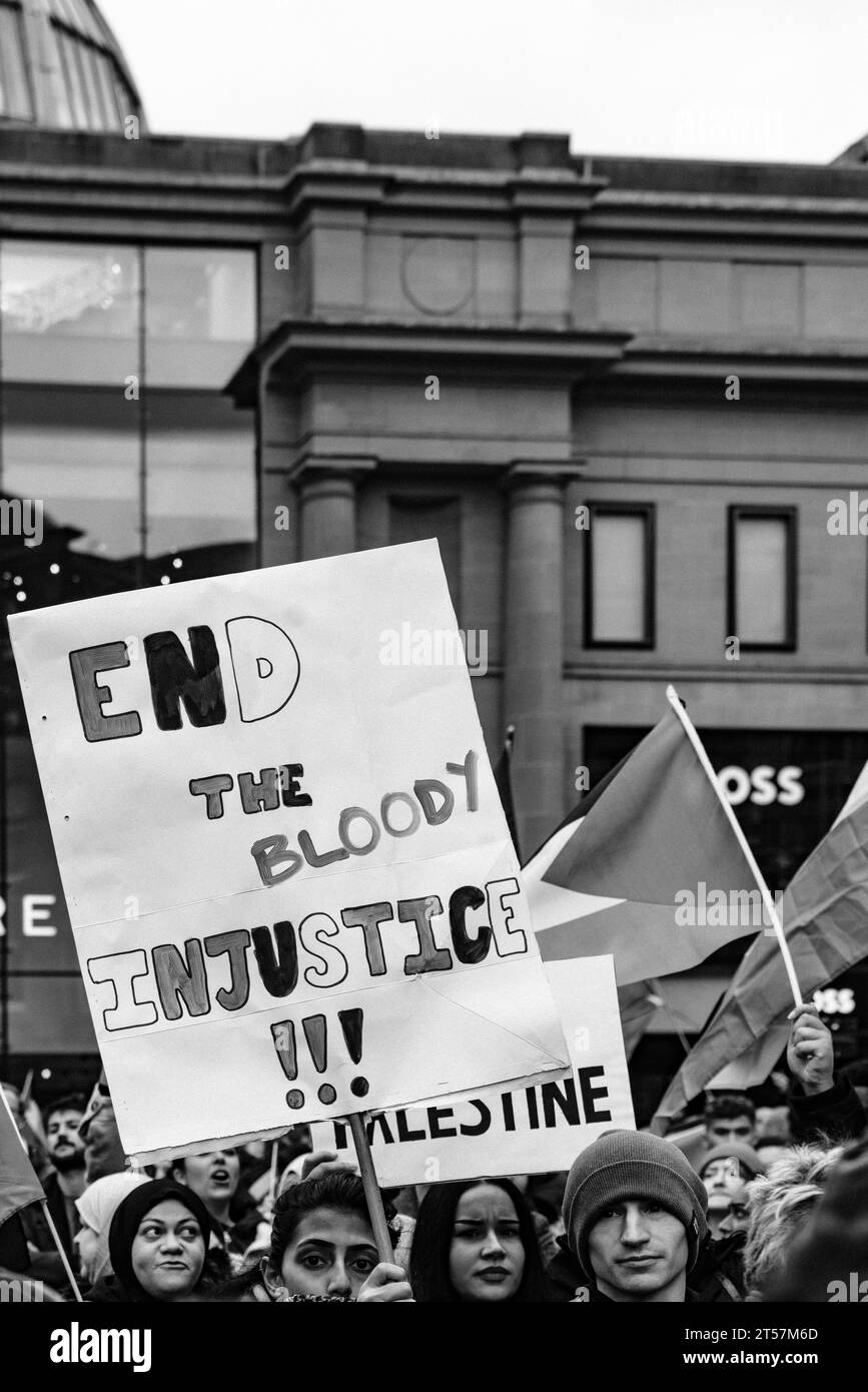 La folla di manifestanti marcia per il cessate il fuoco di Gaza sventolando bandiere palestinesi e segnali di protesta fatti a mano. Grey's Monument. Newcastle upon Tyne ottobre 28 2023 Foto Stock