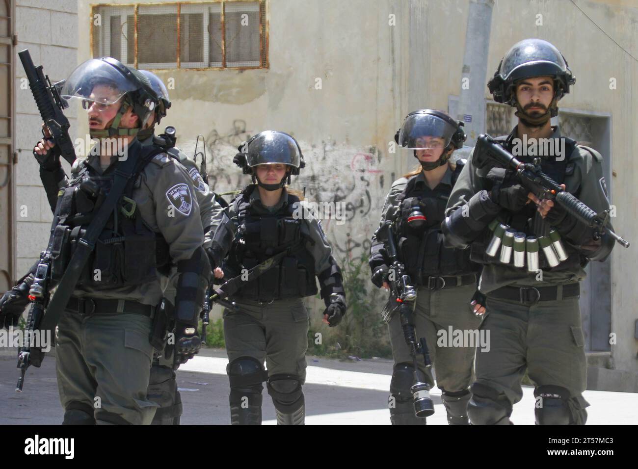 Tulkarem, Palestina. 12 maggio 2020. I soldati israeliani prendono le loro posizioni durante una campagna per arrestare i palestinesi nel villaggio di Shweika, vicino a Tulkarm, nella Cisgiordania settentrionale. Le autorità israeliane hanno lanciato una massiccia campagna di arresto tra i membri del movimento di resistenza islamica Hamas in tutta la Cisgiordania dopo la guerra tra Israele e Gaza. (Immagine di credito: © Nasser Ishtayeh/SOPA Images via ZUMA Press Wire) SOLO USO EDITORIALE! Non per USO commerciale! Foto Stock