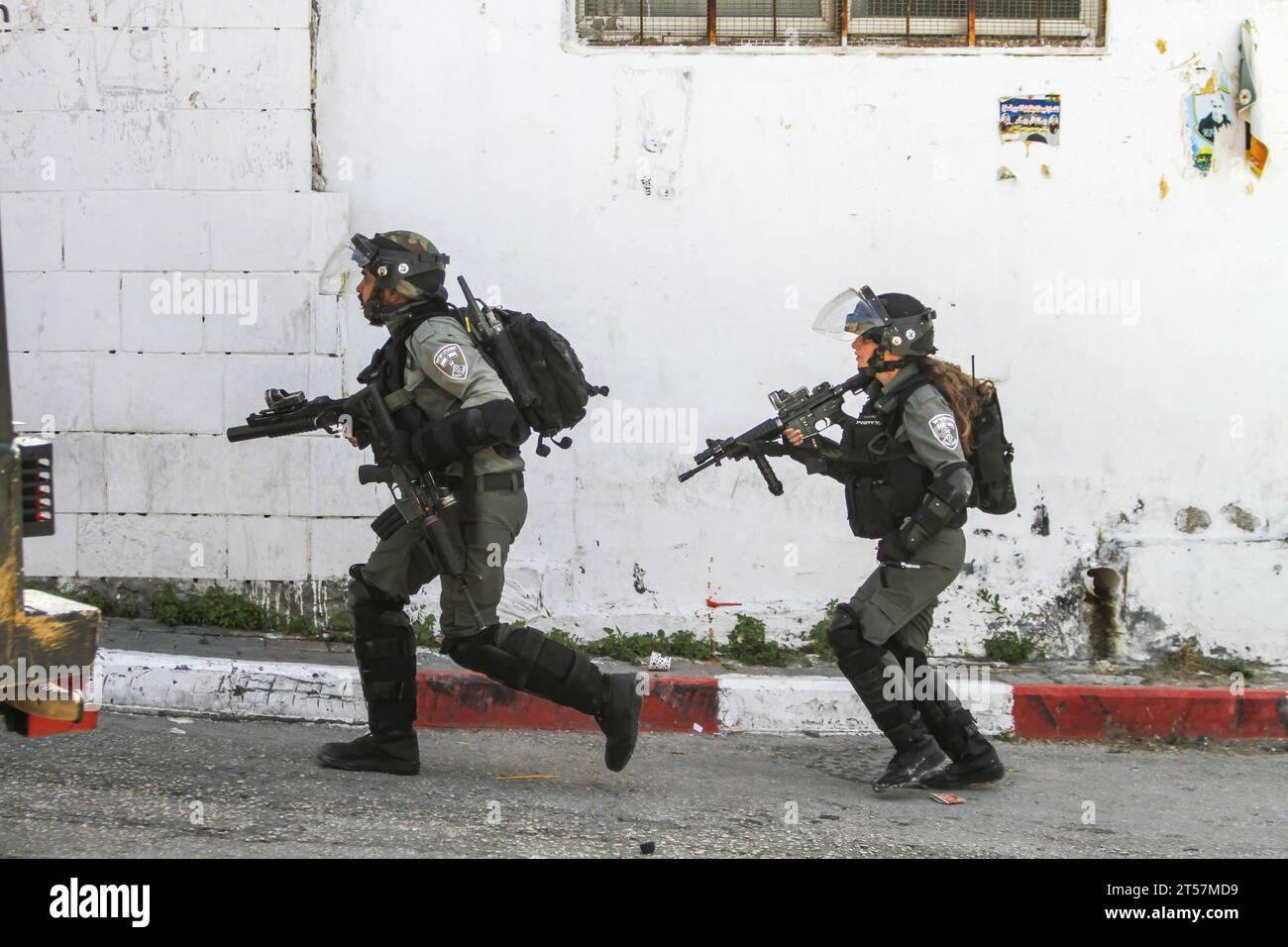 Tulkarem, Palestina. 12 maggio 2020. I soldati israeliani prendono le loro posizioni durante una campagna per arrestare i palestinesi nel villaggio di Shweika, vicino a Tulkarm, nella Cisgiordania settentrionale. Le autorità israeliane hanno lanciato una massiccia campagna di arresto tra i membri del movimento di resistenza islamica Hamas in tutta la Cisgiordania dopo la guerra tra Israele e Gaza. (Immagine di credito: © Nasser Ishtayeh/SOPA Images via ZUMA Press Wire) SOLO USO EDITORIALE! Non per USO commerciale! Foto Stock