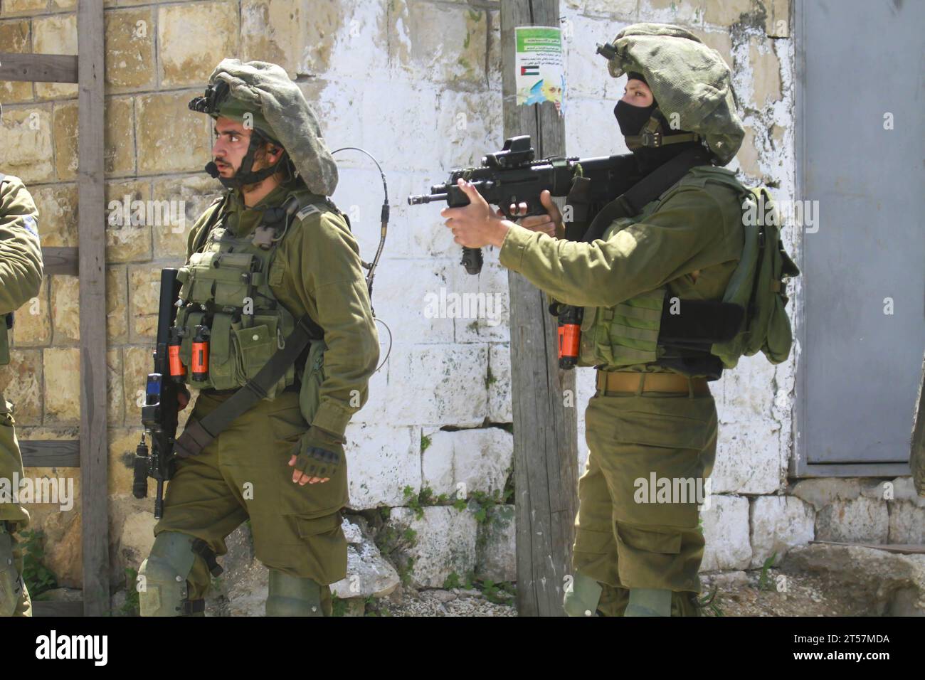 Tulkarem, Palestina. 12 maggio 2020. I soldati israeliani prendono le loro posizioni durante una campagna per arrestare i palestinesi nel villaggio di Shweika, vicino a Tulkarm, nella Cisgiordania settentrionale. Le autorità israeliane hanno lanciato una massiccia campagna di arresto tra i membri del movimento di resistenza islamica Hamas in tutta la Cisgiordania dopo la guerra tra Israele e Gaza. (Immagine di credito: © Nasser Ishtayeh/SOPA Images via ZUMA Press Wire) SOLO USO EDITORIALE! Non per USO commerciale! Foto Stock