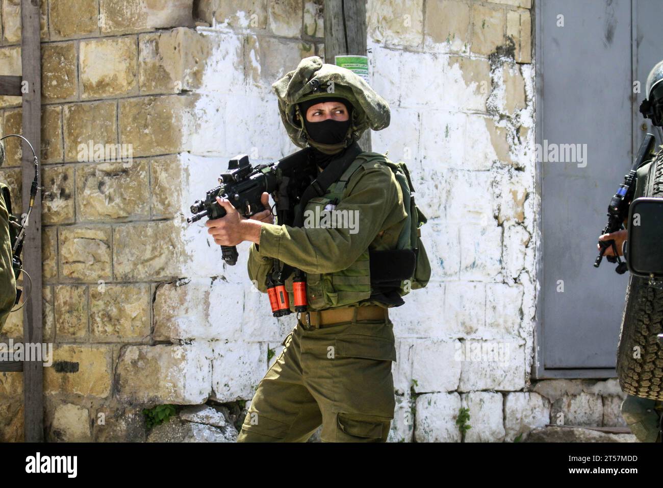 Tulkarem, Palestina. 12 maggio 2020. I soldati israeliani prendono le loro posizioni durante una campagna per arrestare i palestinesi nel villaggio di Shweika, vicino a Tulkarm, nella Cisgiordania settentrionale. Le autorità israeliane hanno lanciato una massiccia campagna di arresto tra i membri del movimento di resistenza islamica Hamas in tutta la Cisgiordania dopo la guerra tra Israele e Gaza. (Immagine di credito: © Nasser Ishtayeh/SOPA Images via ZUMA Press Wire) SOLO USO EDITORIALE! Non per USO commerciale! Foto Stock