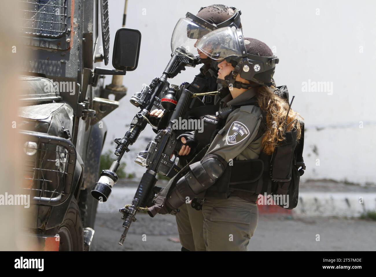 Tulkarem, Palestina. 12 maggio 2020. I soldati israeliani prendono le loro posizioni durante una campagna per arrestare i palestinesi nel villaggio di Shweika, vicino a Tulkarm, nella Cisgiordania settentrionale. Le autorità israeliane hanno lanciato una massiccia campagna di arresto tra i membri del movimento di resistenza islamica Hamas in tutta la Cisgiordania dopo la guerra tra Israele e Gaza. (Immagine di credito: © Nasser Ishtayeh/SOPA Images via ZUMA Press Wire) SOLO USO EDITORIALE! Non per USO commerciale! Foto Stock