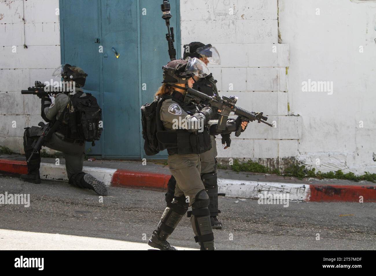 Tulkarem, Palestina. 12 maggio 2020. I soldati israeliani prendono le loro posizioni durante una campagna per arrestare i palestinesi nel villaggio di Shweika, vicino a Tulkarm, nella Cisgiordania settentrionale. Le autorità israeliane hanno lanciato una massiccia campagna di arresto tra i membri del movimento di resistenza islamica Hamas in tutta la Cisgiordania dopo la guerra tra Israele e Gaza. (Immagine di credito: © Nasser Ishtayeh/SOPA Images via ZUMA Press Wire) SOLO USO EDITORIALE! Non per USO commerciale! Foto Stock