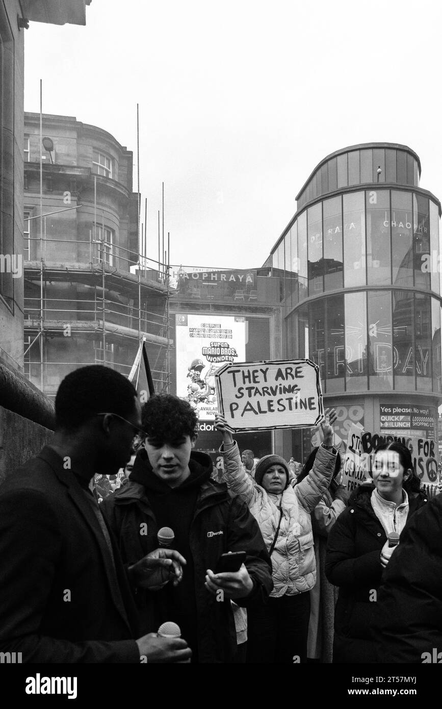 Il manifestante tiene un cartello fatto a mano con la scritta "stanno morendo di fame la Palestina”. Grey's Monument, Newcastle upon Tyne, Inghilterra, Regno Unito - ottobre 28 2023. Foto Stock