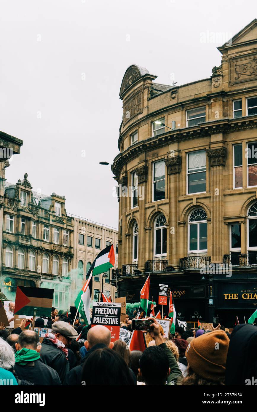 Crowd Wave Palestine Flags and Protest Signals at Grey's Monument, Newcastle upon Tyne, Inghilterra, Regno Unito - ottobre 28 2023. Foto Stock