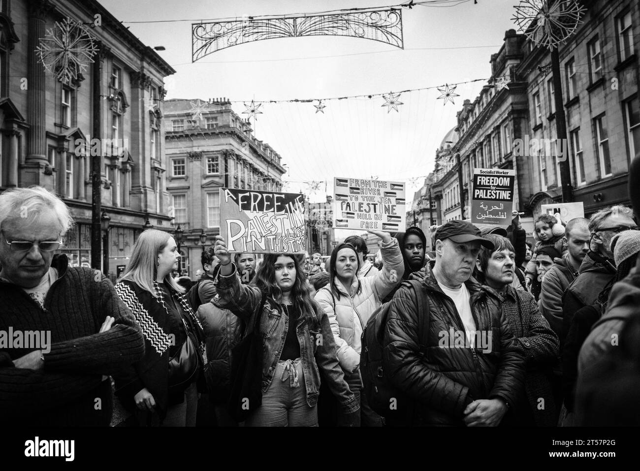 Le ragazze tengono cartelli in una grande folla di manifestanti che chiedono il cessate il fuoco a Gaza su Grey Street. Newcastle upon Tyne, Inghilterra, Regno Unito - ottobre 28 2023 Foto Stock