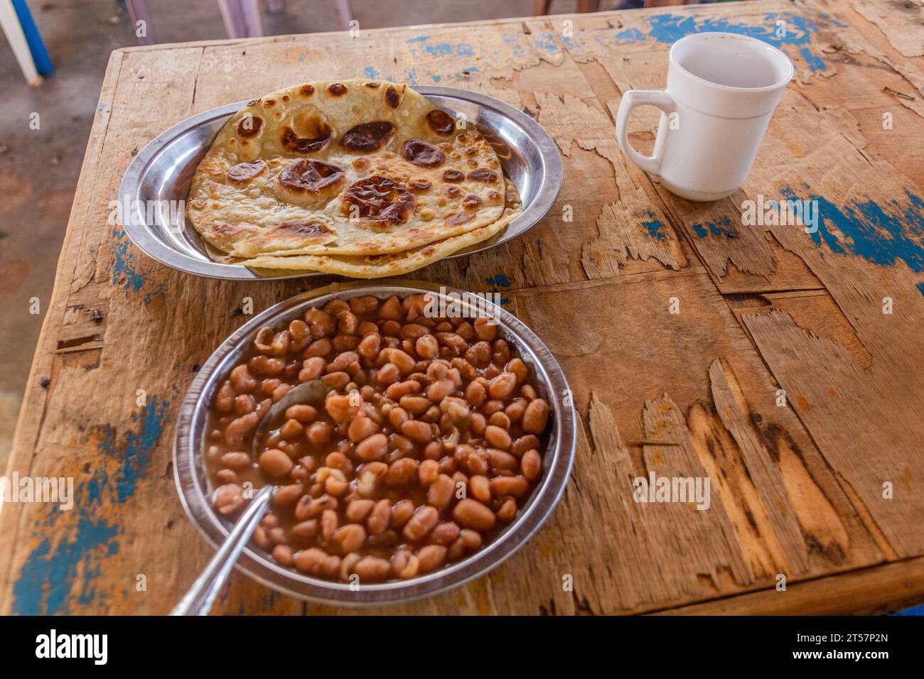 Colazione in Kenya - fagioli con chapati Foto Stock