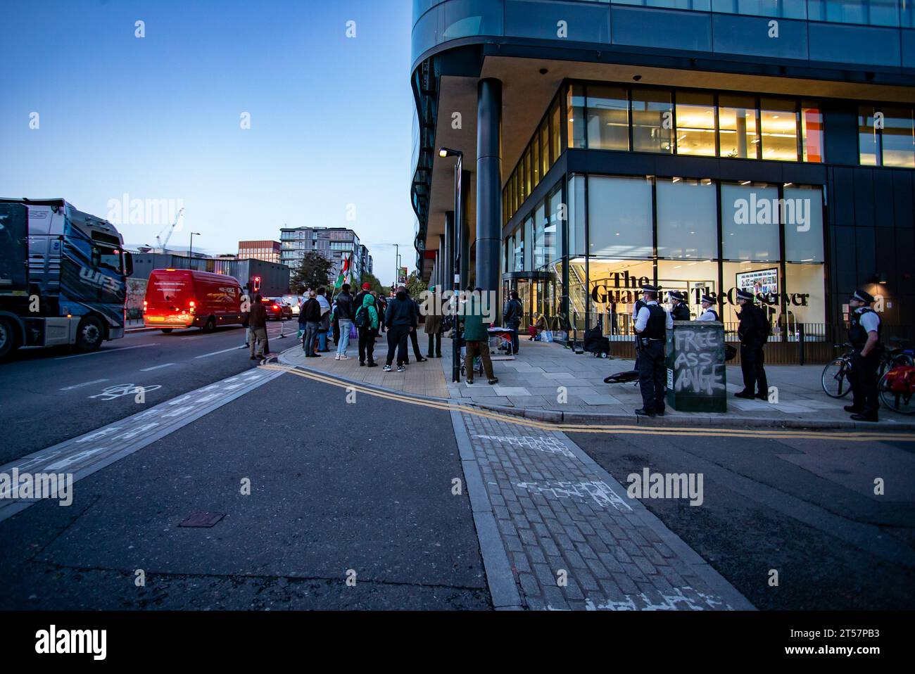 Londra, Regno Unito - 31 ottobre 2023: Protesta pro-Palestina contro la copertura dei guardiani della guerra Isreal-Hamas. Foto Stock