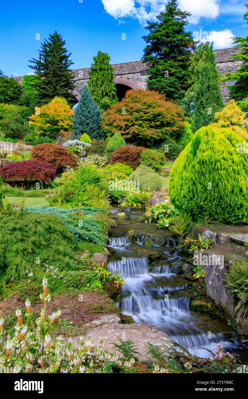 Una delle cascate paesaggistiche di Kilver Court Gardens, Shepton Mallet, Somerset, Inghilterra, Regno Unito Foto Stock