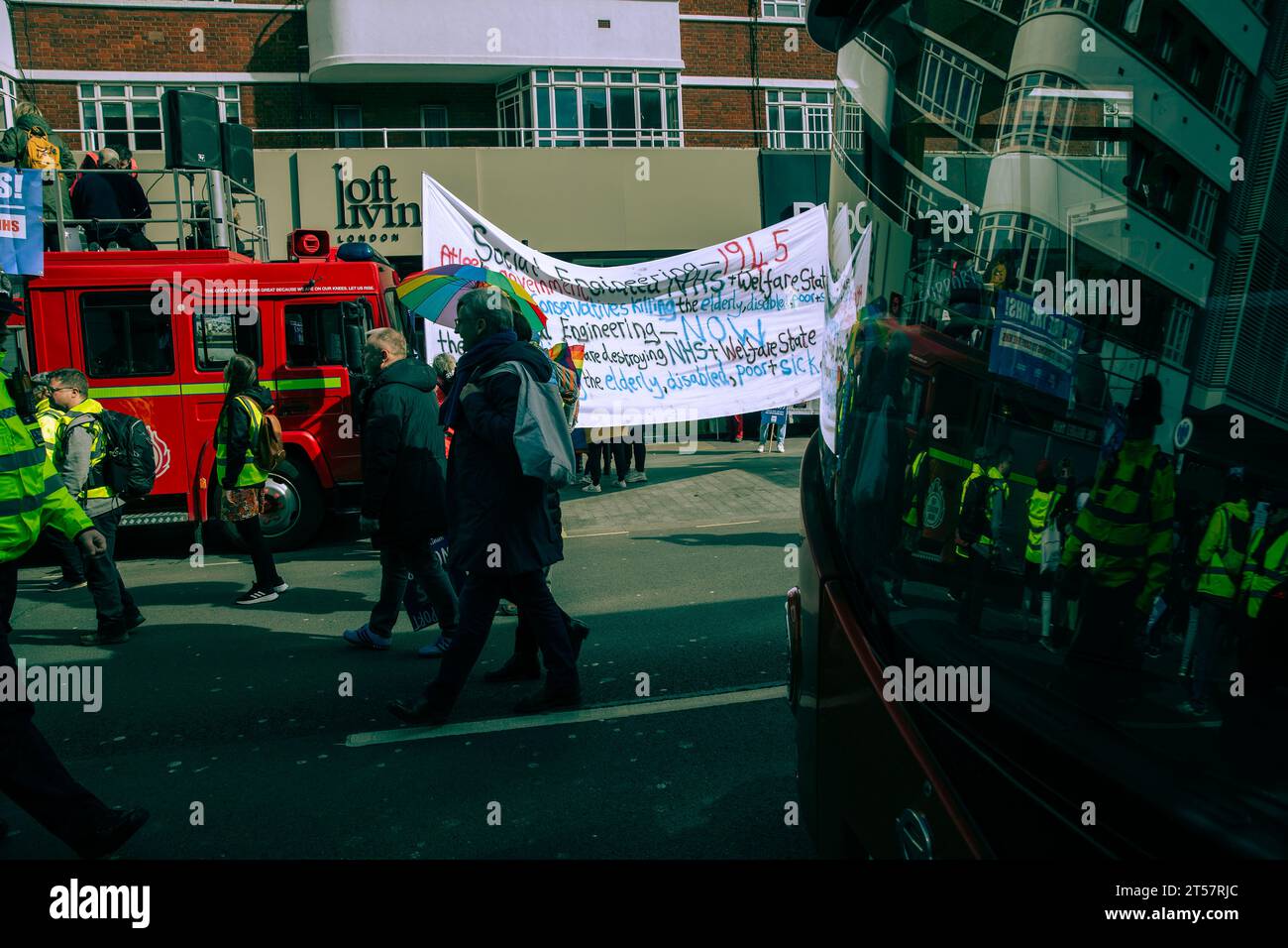 I partecipanti si riuniscono e marciano durante la dimostrazione SOS NHS a Londra. Foto Stock